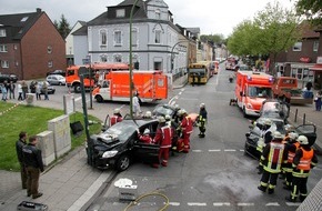 Feuerwehr Essen: FW-E: Schwerer Verkehrsunfall in Essen-Schonnebeck, zwei Personen verletzt