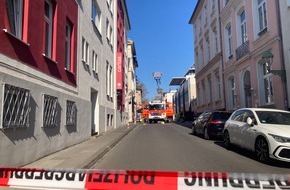 Feuerwehr und Rettungsdienst Bonn: FW-BN: Wohnungsbrand in Dachgeschosswohnung - Bewohnerin in letzter Sekunde durch die Feuerwehr von Balkon gerettet