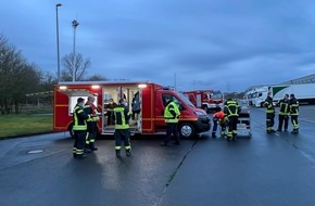 Freiwillige Feuerwehr Sankt Augustin: FW Sankt Augustin: Überörtliche Hilfeleistung für Flüchtlingsunterkunft in Köln (Messe) + + + Feuerwehr Sankt Augustin organisiert Bereitstellungsraum
