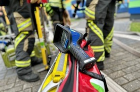 Freiwillige Feuerwehr Hünxe: FW Hünxe: Heckenbrand schnell unter Kontrolle