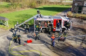 Feuerwehr Dinslaken: FW Dinslaken: Halbzeit bei der Grundausbildung der Feuerwehr Dinslaken