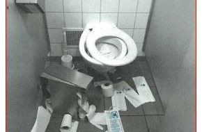 Polizeiinspektion Göttingen: POL-GÖ: (43/2024) Unbekannte verwüsten öffentliche Toilette im Duderstädter Rathaus - Rund 1.500 Euro Schaden, Zeugen gesucht!