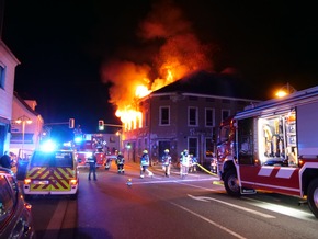 FW LK Neunkirchen: Brand eines leerstehenden Hotel-Restaurants in der Hauptstraße