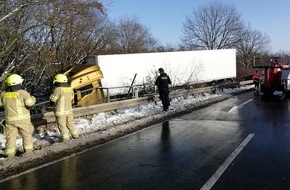 Feuerwehr Pulheim: FW Pulheim: B59 - LKW-Unfall endet im Pulheimer Bach