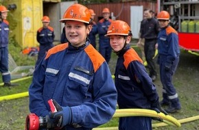 Feuerwehr Bergisch Gladbach: FW-GL: Jahresabschlussübung der Jugendfeuerwehr Bergisch Gladbach - Teamgeist, Können und viel Spaß