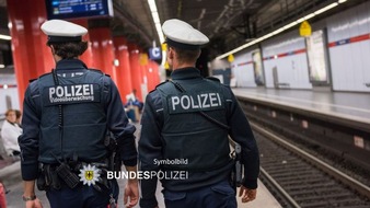 Bundespolizeidirektion München: Bundespolizeidirektion München: Alkoholisierter 43-Jähriger tritt am Bahnsteig nach 33-Jähriger