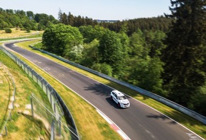 Neuer SKODA KODIAQ RS fährt Rekordrunde auf dem Nürburgring