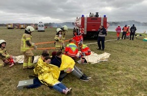 Feuerwehr Lübeck: FW-HL: Erfolgreiche Notfallübung am Flughafen bestätigt Sicherheit / Lübecker Feuerwehr, Flughafenfeuerwehr und Rettungsdienst trainierten den Ernstfall