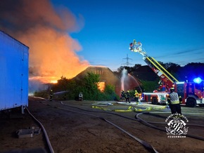 FW Neukirchen-Vluyn: Großbrand einer Scheune - Kräftezehrender Einsatz über 17 Stunden + Nachlöscharbeiten bis zum Folgetag (Abschlussmeldung)