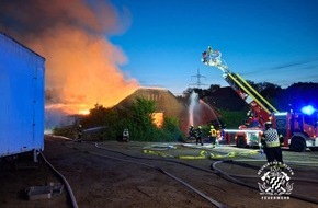 Feuerwehr Neukirchen-Vluyn: FW Neukirchen-Vluyn: Großbrand einer Scheune - Kräftezehrender Einsatz über 17 Stunden + Nachlöscharbeiten bis zum Folgetag (Abschlussmeldung)