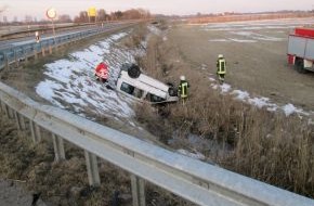 Polizeiinspektion Cuxhaven: POL-CUX: Mietwagenfahrer rettet sich durch das Heck seines verunfallten Pkw (Fotomaterial)+ Einbrüche und Einbruchsversuche + Messungen auf der Autobahn - Schwede war am schnellsten u.a.
