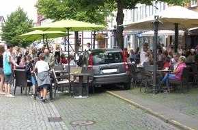 Polizeiinspektion Nienburg / Schaumburg: POL-NI: Pkw rollt in Eiscafe