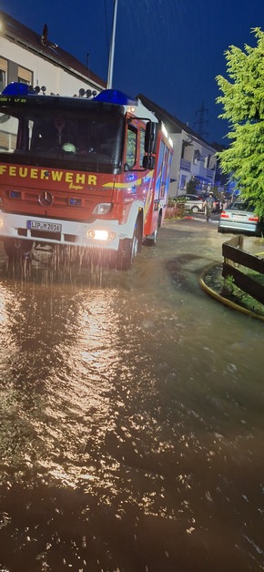 FW Horn-Bad Meinberg: Unwetter betrifft besonders Ortsteil - Feuerwehr bis in die Nacht beschäftigt - zahlreiche Einsatzstellen