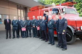 Feuerwehr Essen: FW-E: Feuerwehr-Ehrenzeichen in Gold, Bildbeilage