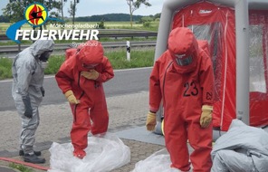 Feuerwehr Mönchengladbach: FW-MG: Gefahrstoffaustritt aus LKW-Beladung