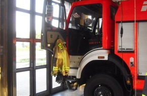 Feuerwehr Bottrop: FW-BOT: Bottrop-Welheim; KFZ Brand zeitgleich zu Wohnungsbrand fordert die Feuerwehr