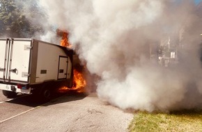 Feuerwehr Essen: FW-E: Kleintransporter im Essener Südostviertel in Vollbrand