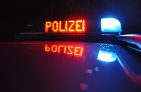 Polizeiinspektion Stade: POL-STD: Zusammenstoß zwischen Pkw und S-Bahn --- Unbekannte entwenden mehrere Verkehrszeichen und Baustellenlampen in Hollern-Twielenfleth --- Verkehrsunfall in Stade
