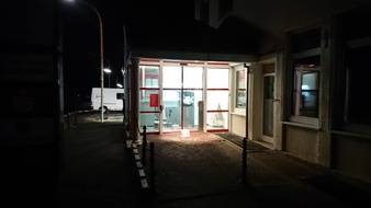 Kreispolizeibehörde Märkischer Kreis: POL-MK: Unbekannte sprengen Geldautomaten