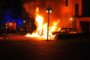 FW-MK: Zwei Fahrzeuge brannten in Letmathe - Polizei ermittelt in Richtung Brandstiftung