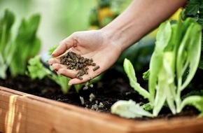 Industrieverband Agrar e.V. (IVA): Frühjahrsdüngung: So sorgen Gartenfans für blühendes Leben