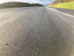 POL-GÖ: (23/2023) A 7 auf rund 50 Kilometern mutmaßlich mit Paraffin verunreinigt - Reinigungsarbeiten dauern an, Autobahn in Richtung Kassel weiter voll gesperrt, Umleitungsstrecken überlastet