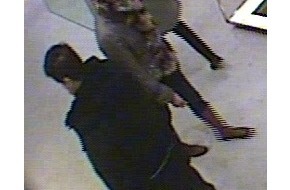 Polizei Düsseldorf: POL-D: Diebstahl einer Pelzstola auf der Kö  -  Wer kennt die Täter? - Polizei fahndet mit Bildern aus der Überwachungskamera
