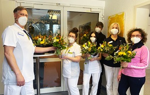 Schwesternschaft München vom BRK e.V.: PM // Blumen und Schlüsselanhänger für die Pflege