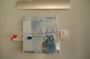 Polizeipräsidium Frankfurt am Main: POL-F: 090810 - 1004 Innenstadt: Geldautomat manipuliert, Täter festgenommen; Fotos beachten!!