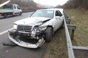 Polizeidirektion Kaiserslautern: POL-PDKL: A62/Niedermohr, Nach Reifenplatzer in die Schutzplanken gekracht