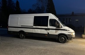 Polizei Mettmann: POL-ME: "Rollende Zeitbombe mit 46 Mängeln" - Polizei zieht maroden Transporter aus dem Verkehr - Langenfeld - 240305