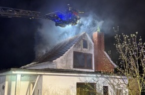 Feuerwehr Bremerhaven: FW Bremerhaven: Einfamilienhaus in Bremerhaven nach Brand stark beschädigt