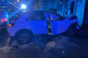 Polizei Mönchengladbach: POL-MG: Pkw kollidiert mit Hauswand - Fahrer flüchtig