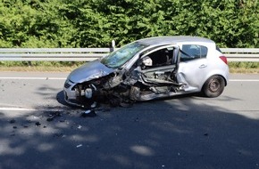 Kreispolizeibeh&ouml;rde H&ouml;xter: POL-HX: Zusammensto&szlig; zweier Pkw - beide Fahrer verletzt