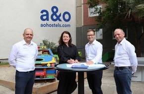 a&o HOTELS and HOSTELS: Longstay-Kooperation: a&o Hostels und Berliner Minerva School beschließen mehrjährige Zusammenarbeit