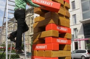 Initiative Neue Soziale Marktwirtschaft (INSM): INSM errichtet Vollbeschäftigungs-Turm in Berlin: Fachkräftemangel bedroht Aufschwung am Arbeitsmarkt (mit Bild)