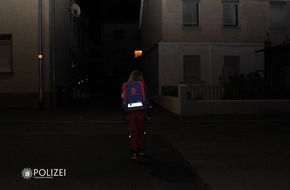 Polizeipräsidium Westpfalz: POL-PPWP: In der dunklen Jahreszeit auf Sichtbarkeit im Verkehr achten