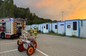 Feuerwehr Weinheim: FW Weinheim: Fettbrand in Wohncontainer. Eine Person leicht verletzt.
