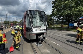 Feuerwehr Neuss: FW-NE: Straßenbahn kollidiert mit LKW | 5 Personen verletzt