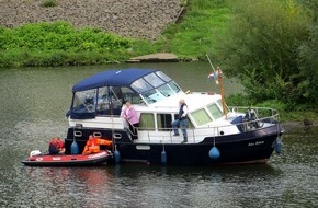 Feuerwehr Essen: FW-E: "Keine Handbreit Wasser unterm Kiel", Stahl-Motoryacht driftet aus der Fahrrinne der Ruhr und läuft auf Grund