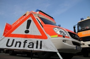 Feuerwehr Düsseldorf: FW-D: Fahrerin bei Verkehrsunfall auf Autobahn 46 im Universitätstunnel eingeklemmt - Rettungsdienst und Feuerwehr versorgten und befreiten die Verletzte aus dem Pkw