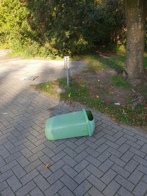 POL-SE: Bad Bramstedt - Sachbeschädigungen auf städtischem Spielplatz und an einer Schule - Polizei sucht Zeugen