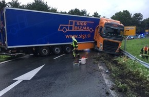 Feuerwehr Mülheim an der Ruhr: FW-MH: LKW Unfall in der Autobahnabfahrt #fwmh