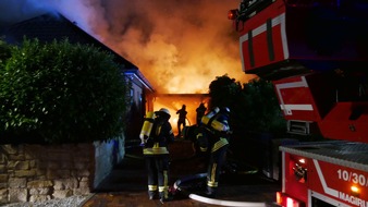 FW Celle: Wohngebäudebrand - Celler Feuerwehr verhindert Brandausbreitung
