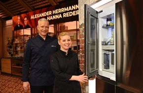 SAT.1: Kochschürzen-Übergabe: Sternekoch Alexander Herrmann springt am Donnerstag für Alexander Kumptner in "Kühlschrank öffne dich!" ein