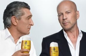 Brauerei C. & A. VELTINS GmbH & Co. KG: Neuer Veltins-Commercial geht on air: Rudi Assauer und Bruce Willis als Duo im neuen TV-Spot