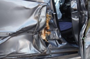 Polizei Düren: POL-DN: Feuerwehr öffnete Unfallfahrzeug