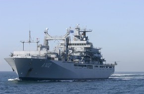 Presse- und Informationszentrum Marine: Einsatzgruppenversorger "Frankfurt am Main"  verlegt in neuen Heimathafen (BILD)