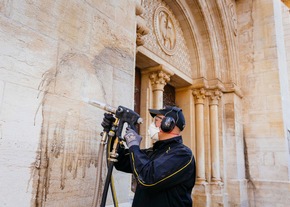 Kärcher entfernt Graffiti von Erlöserkirche in Jerusalem