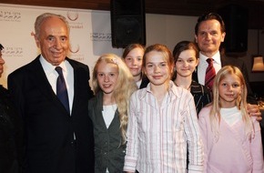 Menschenkinder Verlag: Alle Kinder dieser Erde / Freundschafts- und Friedenslieder von Detlev Jöcker zugunsten des Shimon Peres-Haus